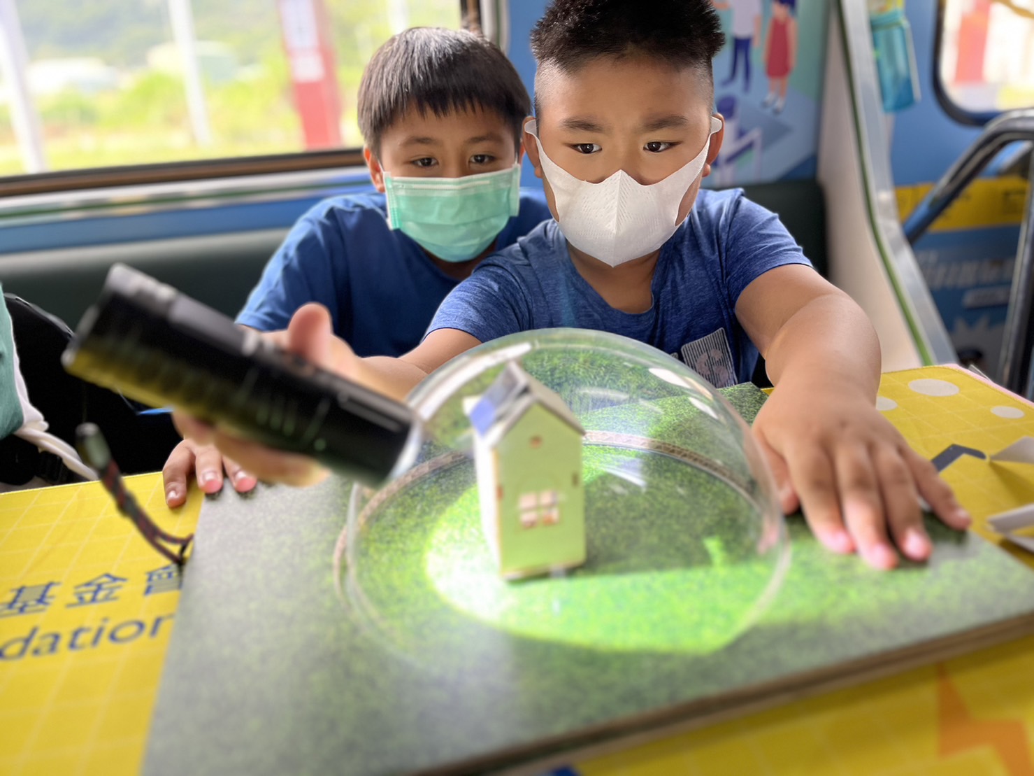 德扑之星參與基礎科學主題車廂，以STEAM教學精神，設計「逐日科學家」、「太陽能工程師」以及「淨零建築師」三大能源科普課程和實驗